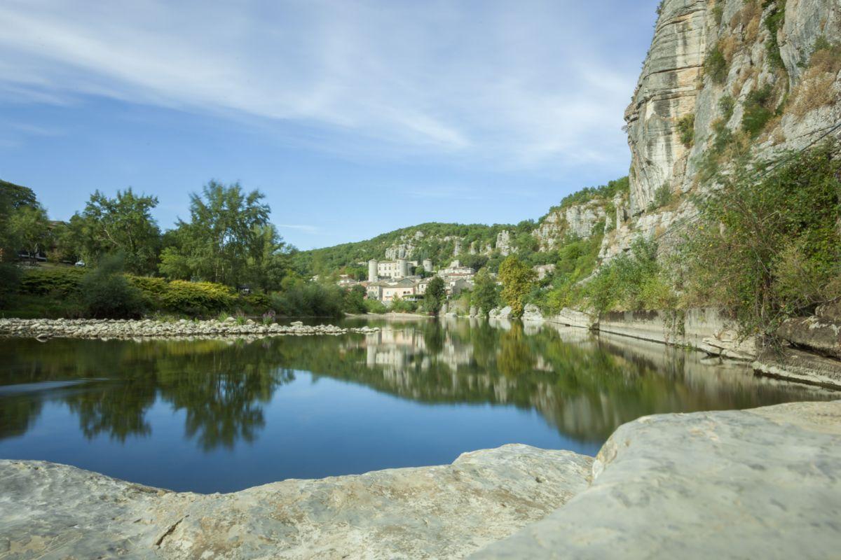 Le château et la rivière Ardèche